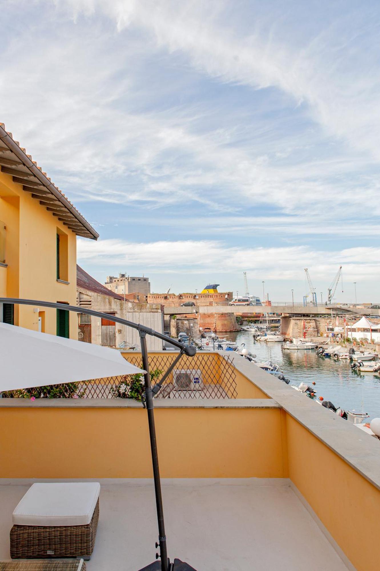 Waterfront Balcony I Grani 2 Resort Style Suite Livorno Bagian luar foto